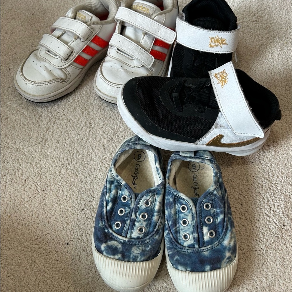 Nike Kids Black and White Sneakers with Gold Detail